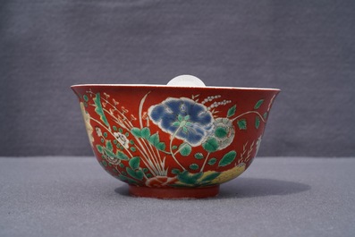 Un bol en porcelaine de Chine falancai &agrave; fond rouge de corail, marque et poss. &eacute;poque de Yongzheng